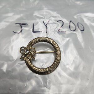 ROUND GOLD TONE PIN WITH RHINESTONE RIBBON 1 1/4"